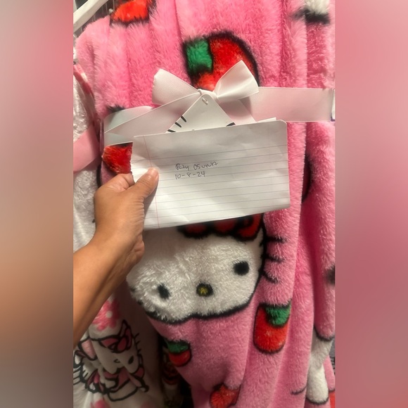 New pink faux fur strawberry Hello Kitty throw blanket - Picture 1 of 4